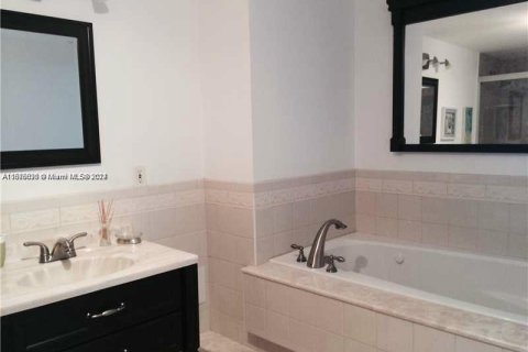 Condominio en alquiler en Sunny Isles Beach, Florida, 2 dormitorios, 93.37 m2 № 2012262 - foto 16