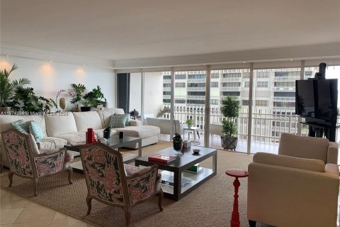Condo in Miami, Florida, 2 bedrooms № 2082421 - photo 3