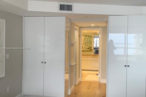 Condo in Miami, Florida, 2 bedrooms № 2082421 - photo 9