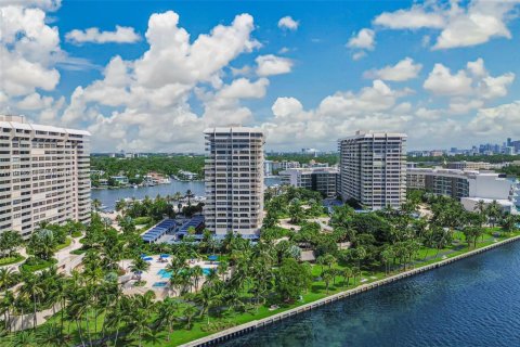 Condo in Miami, Florida, 2 bedrooms № 2082421 - photo 11