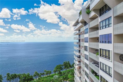 Condo in Miami, Florida, 2 bedrooms № 2082421 - photo 2
