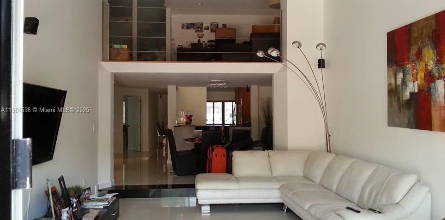 Townhouse in Miami, Florida 2 bedrooms, 146.79 sq.m. № 2015591