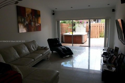 Townhouse in Miami, Florida 2 bedrooms, 146.79 sq.m. № 2015591 - photo 2