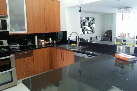 Townhouse in Miami, Florida 2 bedrooms, 146.79 sq.m. № 2015591 - photo 4