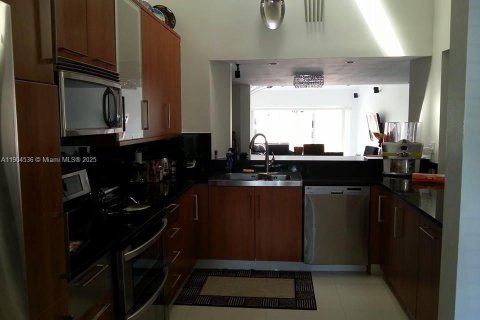 Townhouse in Miami, Florida 2 bedrooms, 146.79 sq.m. № 2015591 - photo 5