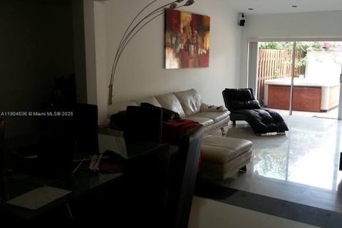 Townhouse in Miami, Florida 2 bedrooms, 146.79 sq.m. № 2015591 - photo 3