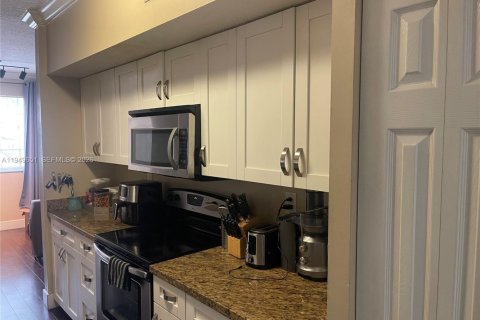 Снять в аренду кондоминиум в Пемброк-Пайнс, Флорида 2 спальни, 104.98м2, № 2005250 - фото 4