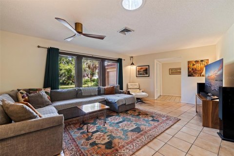 House in Saint Petersburg, Florida 3 bedrooms, 169.73 sq.m. № 1869467 - photo 4