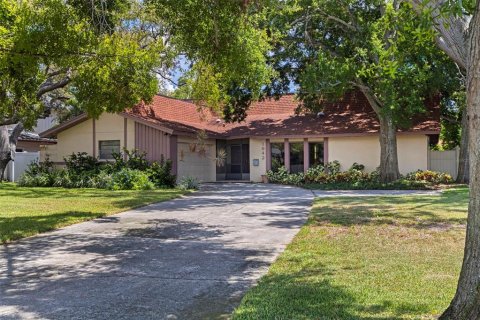House in Saint Petersburg, Florida 3 bedrooms, 169.73 sq.m. № 1869467 - photo 1