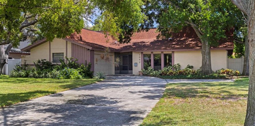 House in Saint Petersburg, Florida 3 bedrooms, 169.73 sq.m. № 1869467