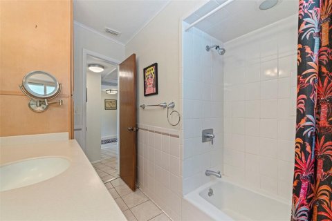 House in Saint Petersburg, Florida 3 bedrooms, 169.73 sq.m. № 1869467 - photo 23