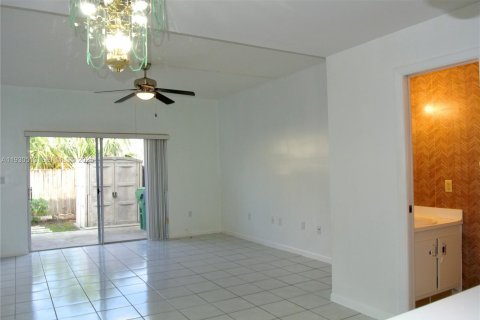 Touwnhouse à louer à Miami, Floride: 2 chambres, 106.28 m2 № 1989623 - photo 18