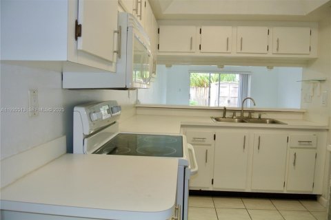 Touwnhouse à louer à Miami, Floride: 2 chambres, 106.28 m2 № 1989623 - photo 10