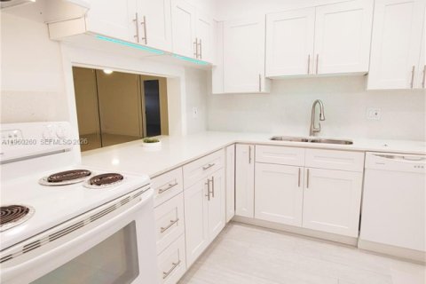 Copropriété à vendre à Hallandale Beach, Floride: 2 chambres, 86.86 m2 № 2024030 - photo 16