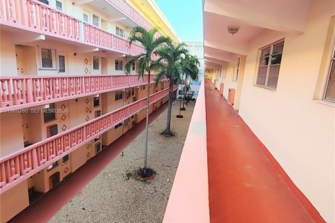 Copropriété à vendre à Hallandale Beach, Floride: 2 chambres, 86.86 m2 № 2024030 - photo 19