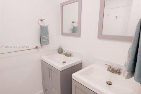 Copropriété à vendre à Hallandale Beach, Floride: 2 chambres, 86.86 m2 № 2024030 - photo 9