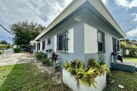 Commercial property in Miami, Florida 180.42 sq.m. № 1772306 - photo 1