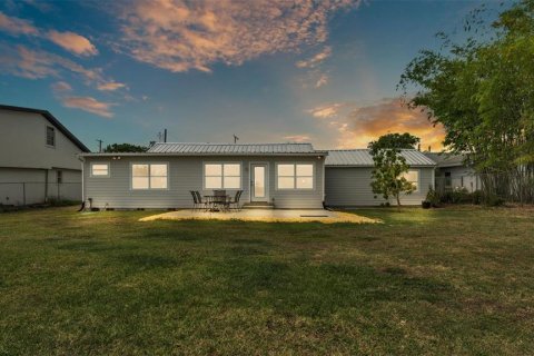 House in Winter Haven, Florida 3 bedrooms, 169.83 sq.m. № 1743789 - photo 2