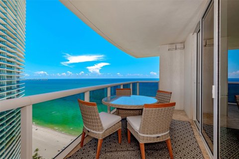 Condo in Sunny Isles Beach, Florida, 2 bedrooms  № 2041319 - photo 25