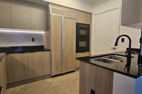 Condo in Sunny Isles Beach, Florida, 2 bedrooms  № 2041319 - photo 9