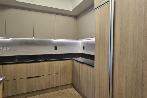 Condo in Sunny Isles Beach, Florida, 2 bedrooms  № 2041319 - photo 7