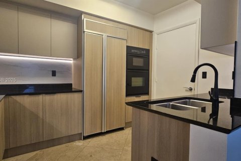Condo in Sunny Isles Beach, Florida, 2 bedrooms  № 2041319 - photo 6
