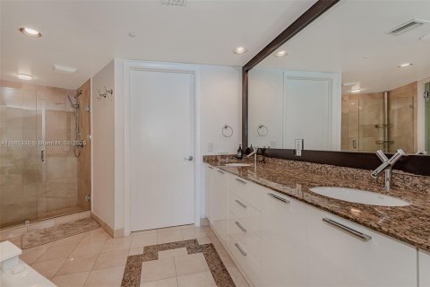 Condo in Sunny Isles Beach, Florida, 2 bedrooms  № 2041319 - photo 17