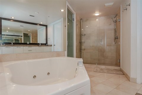 Condo in Sunny Isles Beach, Florida, 2 bedrooms  № 2041319 - photo 18