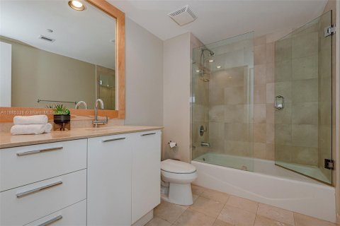 Condo in Sunny Isles Beach, Florida, 2 bedrooms  № 2041319 - photo 23