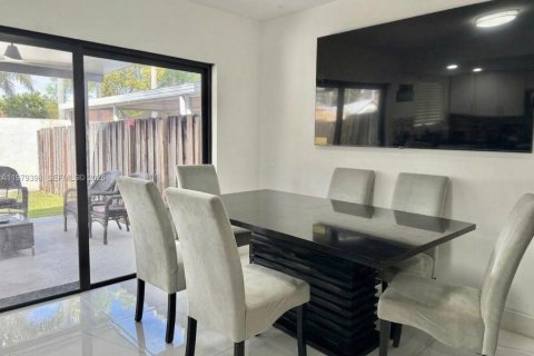 House in Miami, Florida 4 bedrooms, 181.16 sq.m. № 2043092 - photo 9