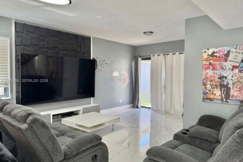 House in Miami, Florida 4 bedrooms, 181.16 sq.m. № 2043092 - photo 3