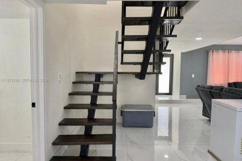 House in Miami, Florida 4 bedrooms, 181.16 sq.m. № 2043092 - photo 10