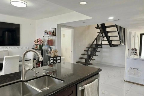 House in Miami, Florida 4 bedrooms, 181.16 sq.m. № 2043092 - photo 7