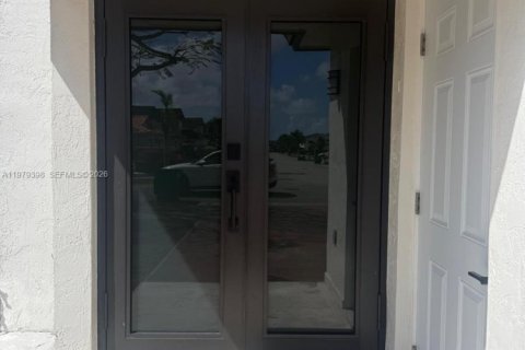 House in Miami, Florida 4 bedrooms, 181.16 sq.m. № 2043092 - photo 2