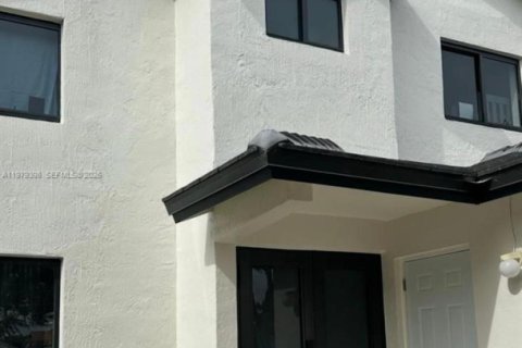 House in Miami, Florida 4 bedrooms, 181.16 sq.m. № 2043092 - photo 22