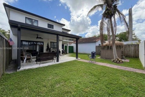 House in Miami, Florida 4 bedrooms, 181.16 sq.m. № 2043092 - photo 21