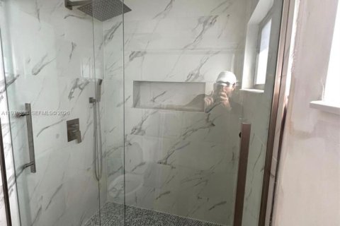 House in Miami, Florida 4 bedrooms, 181.16 sq.m. № 2043092 - photo 14