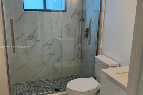 House in Miami, Florida 4 bedrooms, 181.16 sq.m. № 2043092 - photo 16