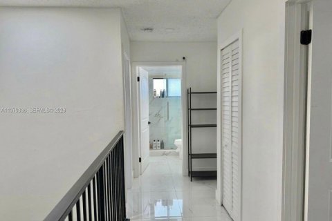 House in Miami, Florida 4 bedrooms, 181.16 sq.m. № 2043092 - photo 15