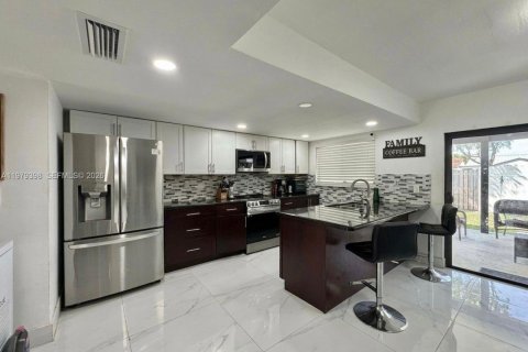 House in Miami, Florida 4 bedrooms, 181.16 sq.m. № 2043092 - photo 5