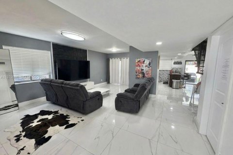 House in Miami, Florida 4 bedrooms, 181.16 sq.m. № 2043092 - photo 4