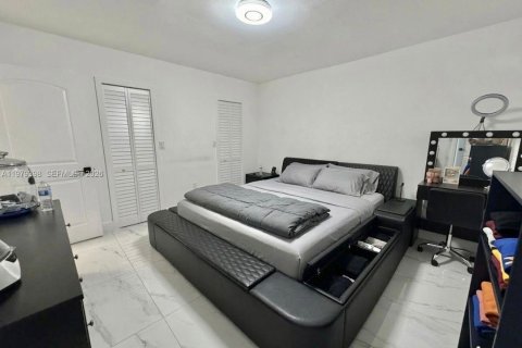 House in Miami, Florida 4 bedrooms, 181.16 sq.m. № 2043092 - photo 12