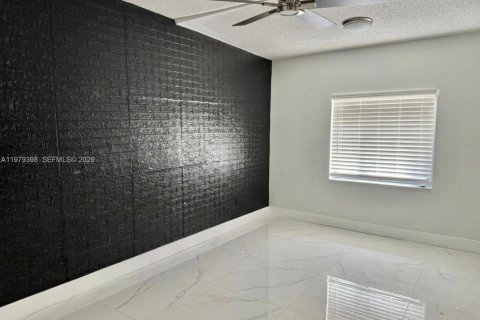 House in Miami, Florida 4 bedrooms, 181.16 sq.m. № 2043092 - photo 23