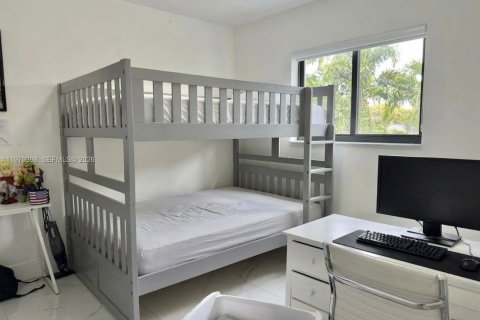 House in Miami, Florida 4 bedrooms, 181.16 sq.m. № 2043092 - photo 17