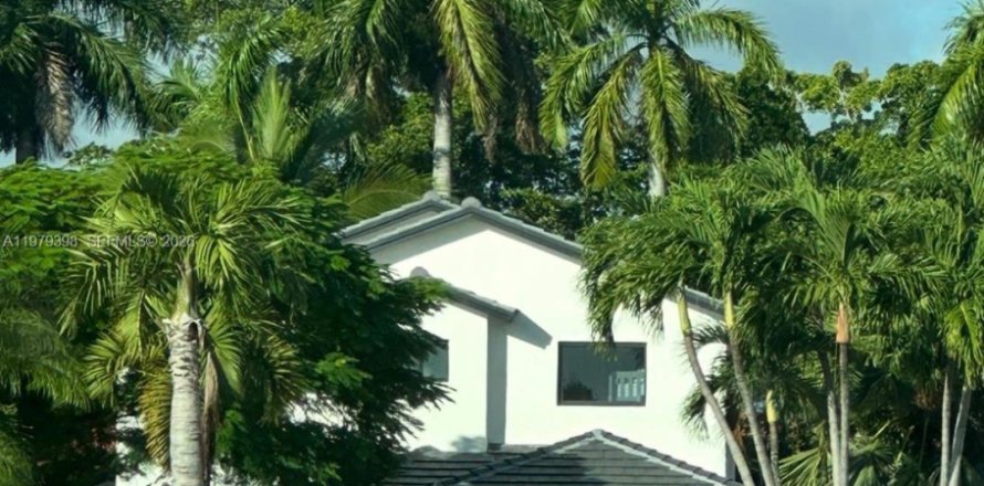 House in Miami, Florida 4 bedrooms, 181.16 sq.m. № 2043092