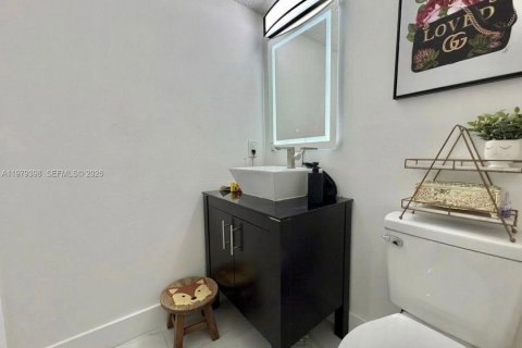 House in Miami, Florida 4 bedrooms, 181.16 sq.m. № 2043092 - photo 8