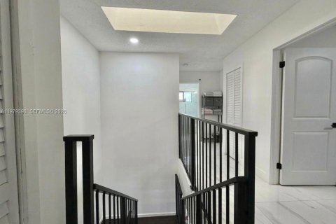 House in Miami, Florida 4 bedrooms, 181.16 sq.m. № 2043092 - photo 11