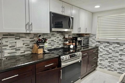 House in Miami, Florida 4 bedrooms, 181.16 sq.m. № 2043092 - photo 6