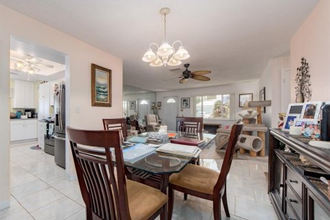 House in Seminole, Florida 2 bedrooms, 125.88 sq.m. № 2308542 - photo 12
