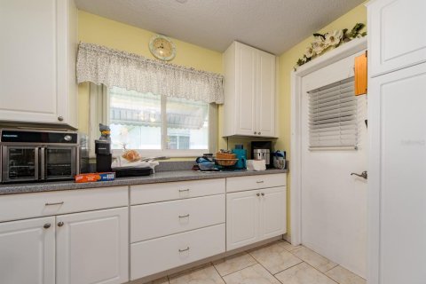 House in Seminole, Florida 2 bedrooms, 125.88 sq.m. № 2308542 - photo 8